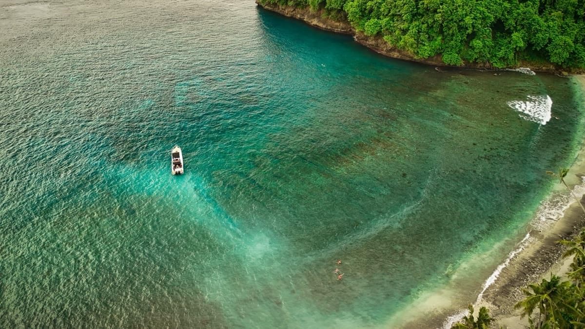 Snorkeler exploring clear tropical water at Manta Bay Nusa Penida — photo 5